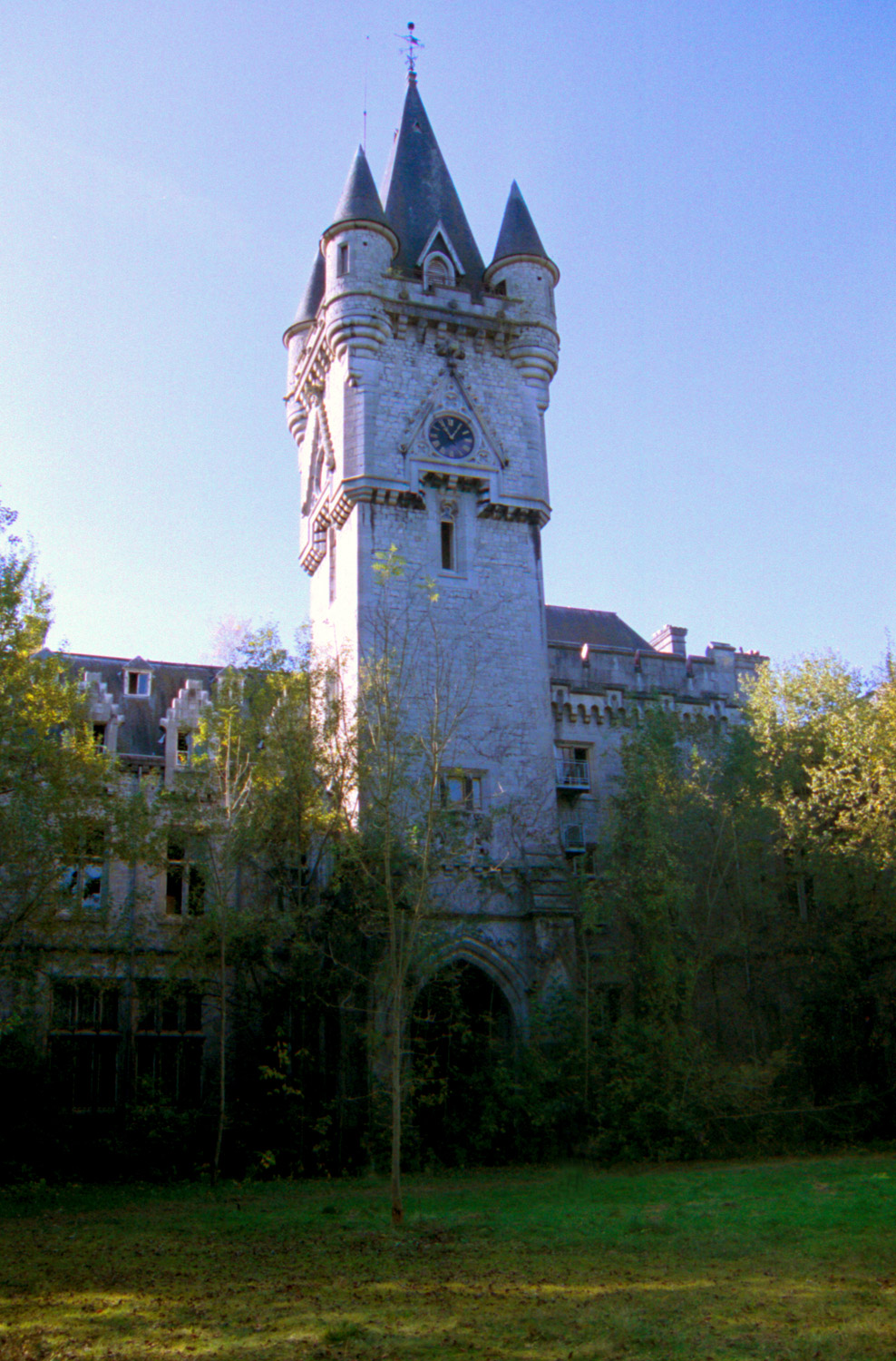 Château de Noisy: Uhrenturm